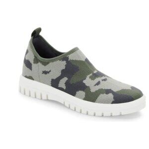 Blondo Farrah Camo Green Hunting Waterproof Slip-on Sneaker Size 9
